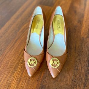 MICHEAL Micheal Kors Tan Heels with Logo (6.5)